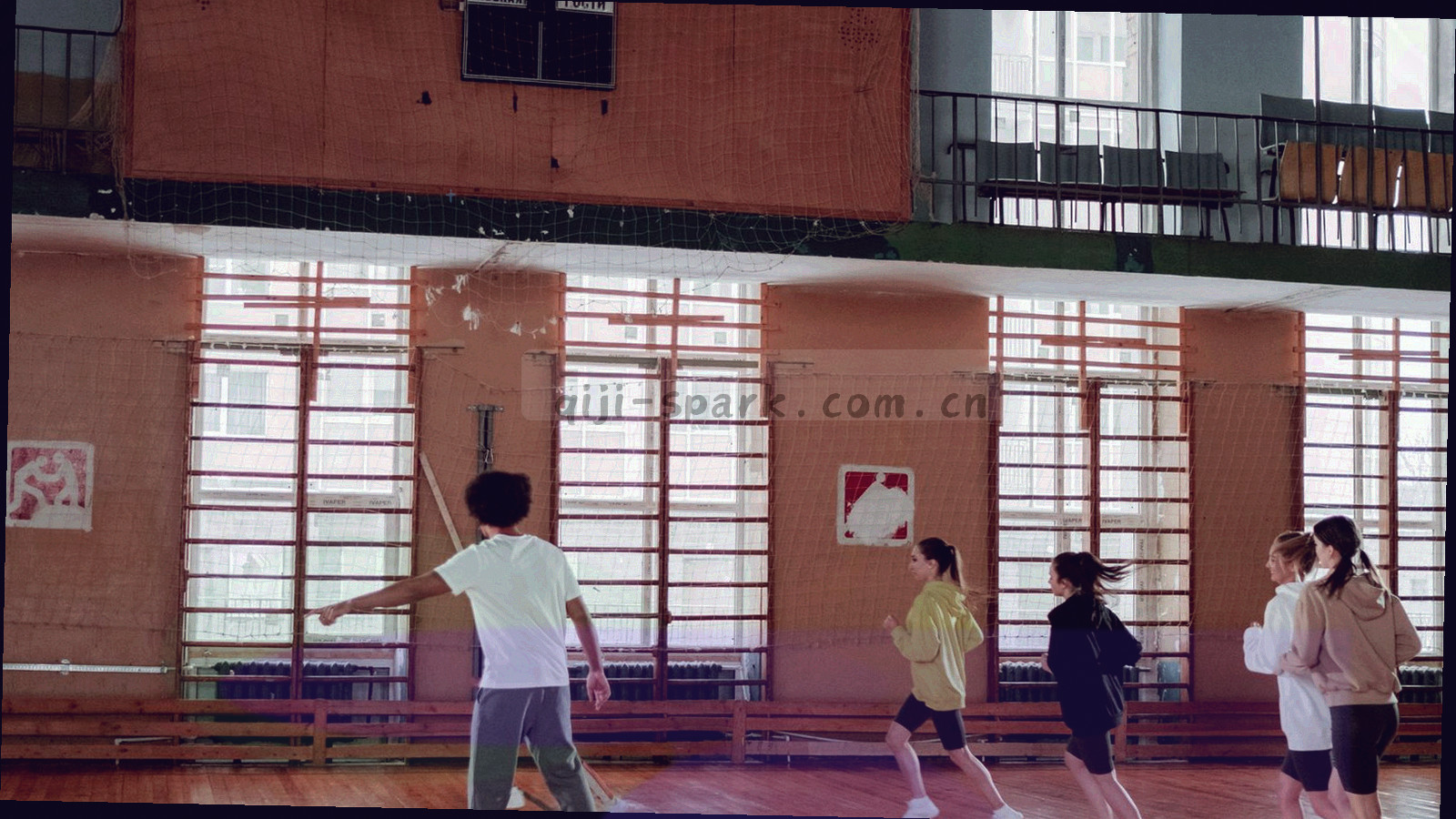 浅色抽象网格与细线构成的纹理底图